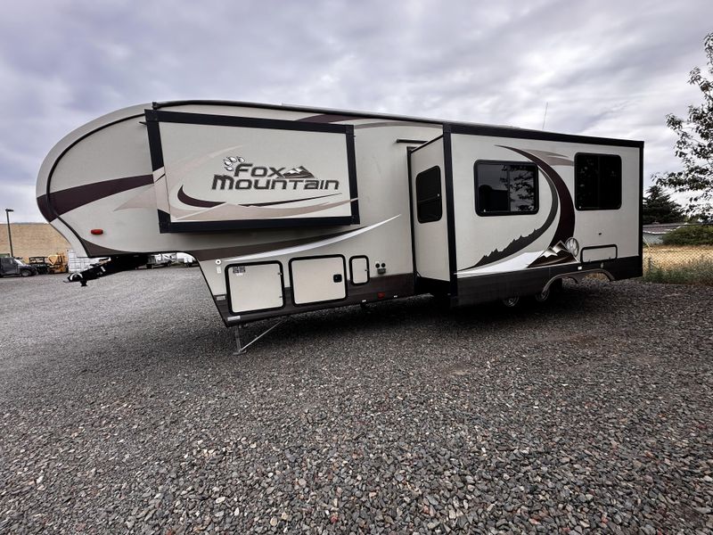 Used 2016 FOX MOUNTAIN 335BHS Image 2