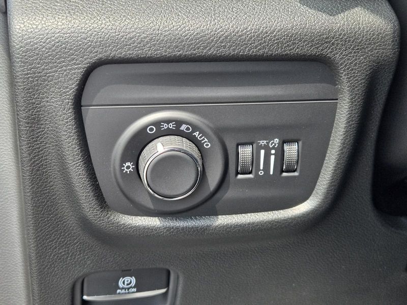 New 2026 Jeep Grand Cherokee Laredo Altitude 4x2