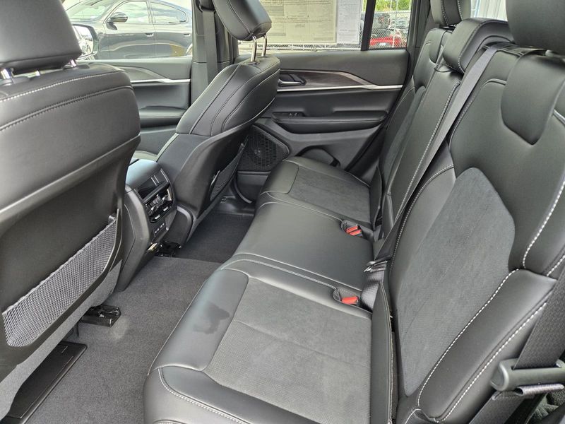 New 2026 Jeep Grand Cherokee Laredo Altitude 4x2