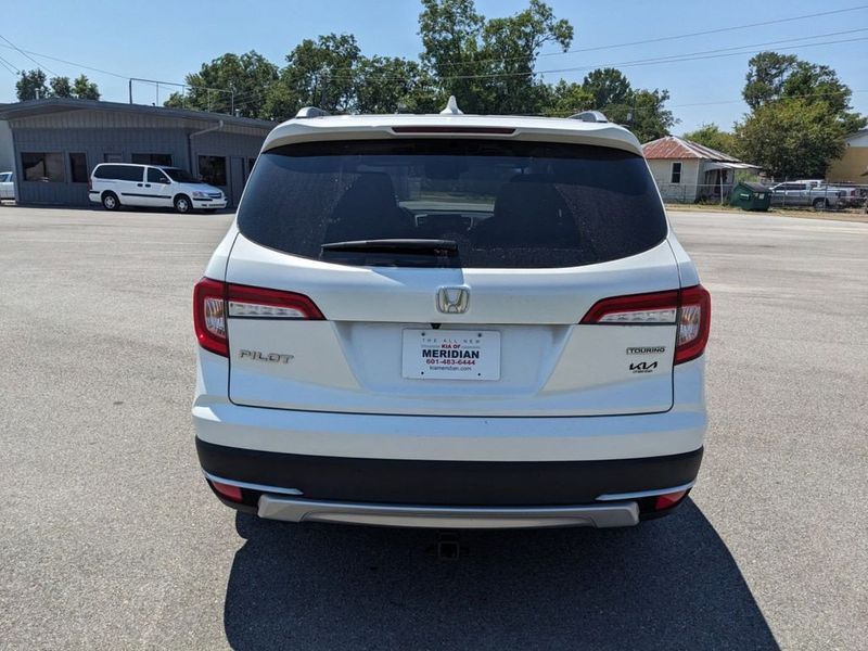 2022 Honda Pilot Touring 7-Passenger in a Platinum White Pearl exterior color and Beigeinterior. Johnson Dodge 601-693-6343 pixelmotiondemo.com 