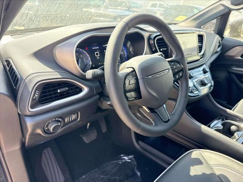 New 2027 Chrysler Pacifica Limited Awd