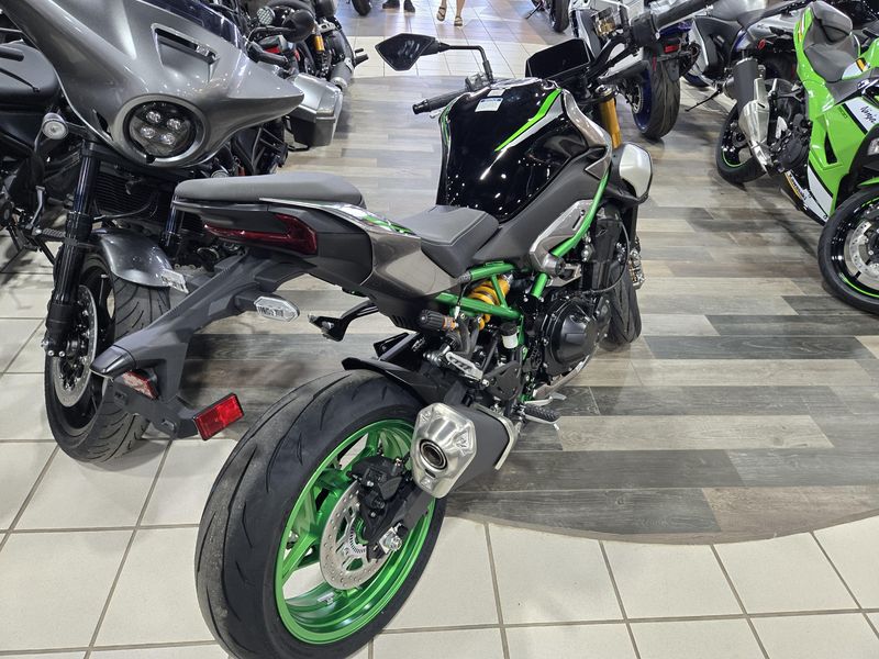 New 2025 Kawasaki Z900 SE ABS METALLIC MATTE GRAPHITE GRAY AND EBONY AND METALLIC GRAPHITE GRAY Image 5