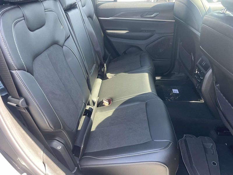 New 2026 Jeep Grand Cherokee Laredo Altitude 4x2