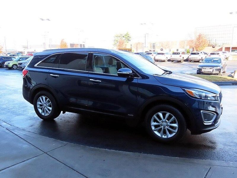 2018 Kia Sorento LXImage 3