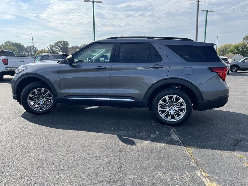 2025 Ford Explorer photo 10