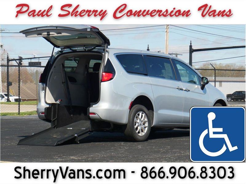 2022 Chrysler Voyager LXImage 1