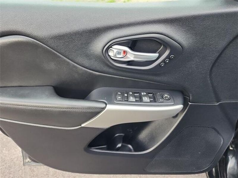 2016 Jeep Cherokee OverlandImage 23