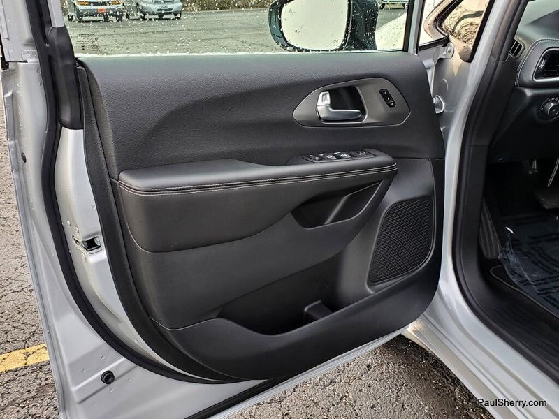 New 2026 Chrysler Pacifica Select