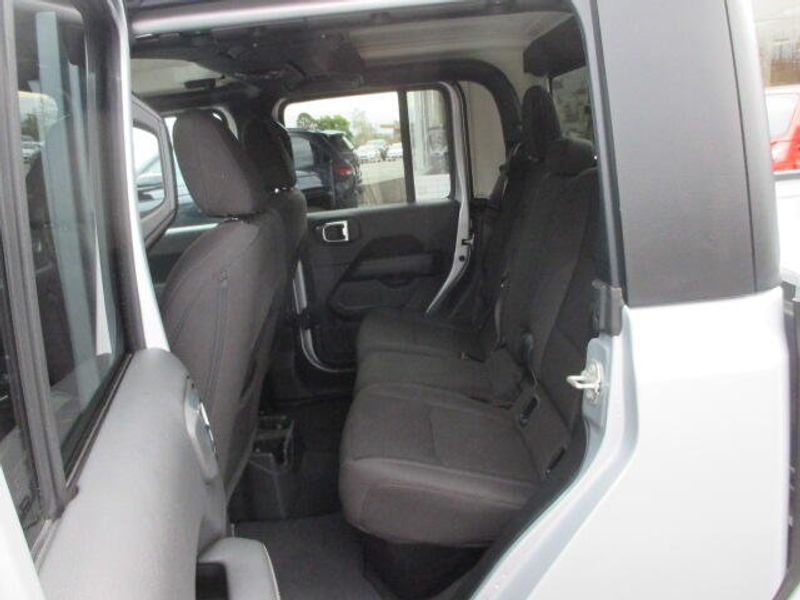 Used 2023 Jeep Gladiator OverlandImage 21