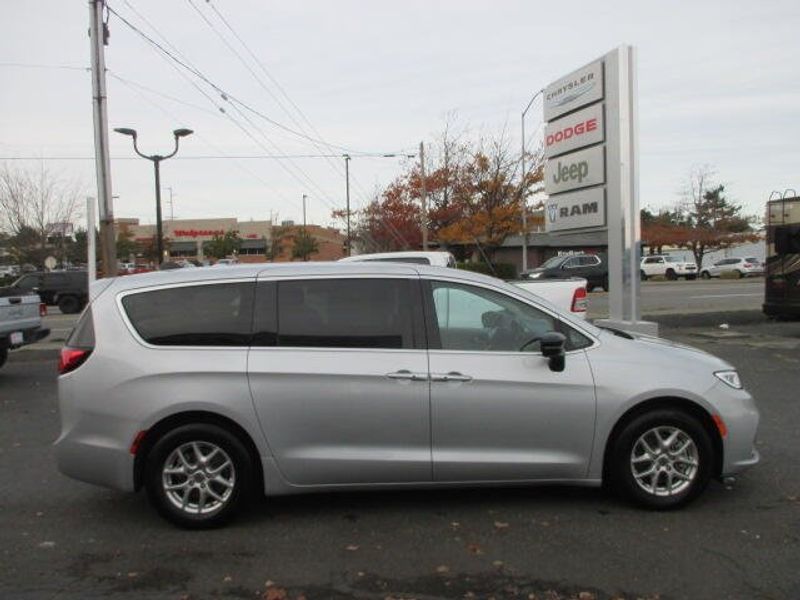 Used 2024 Chrysler Pacifica Touring LImage 6