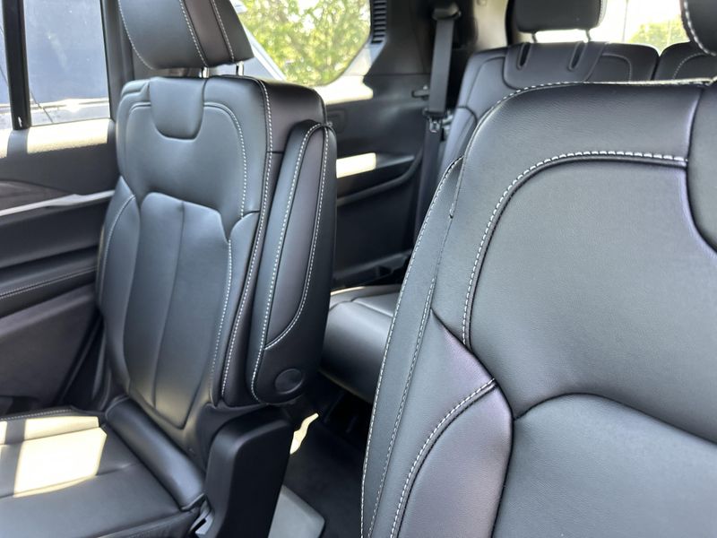 New 2025 Jeep Grand Cherokee L Limited 4x4Image 16