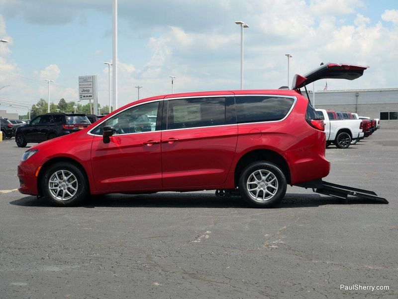 New 2025 Chrysler Voyager LXImage 10
