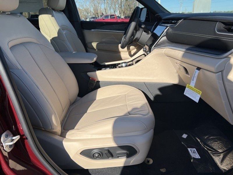 2023 Jeep Grand Cherokee L Limited 4x4Image 28
