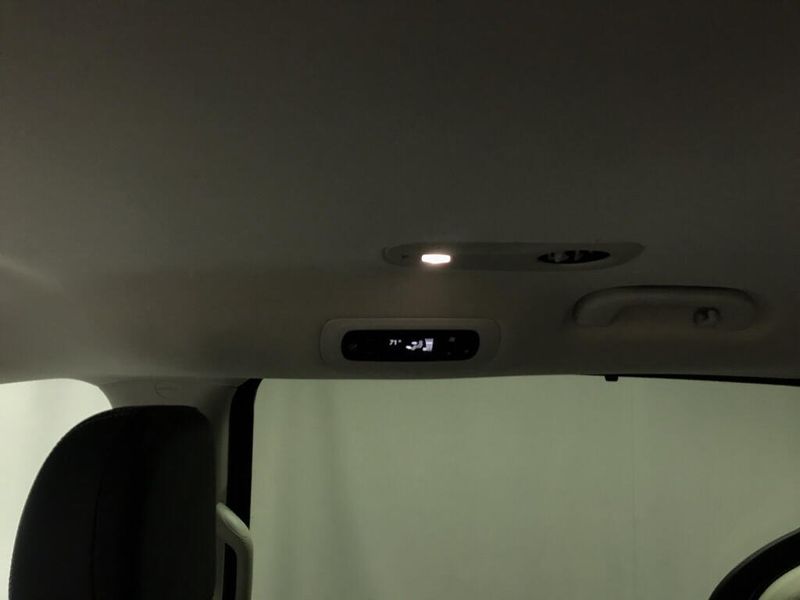 Used 2023 Chrysler Pacifica Touring LImage 12