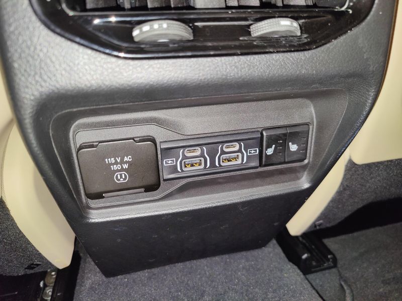 Used 2024 Jeep Grand Cherokee Limited Black 4X4 w/SunroofImage 18