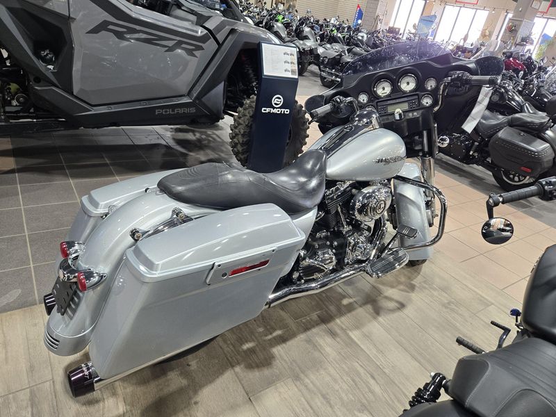 USED 2010 HARLEY STREET GLIDE Image 2