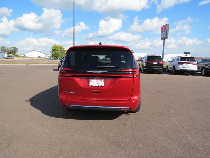 2026 Chrysler Voyager LX photo 4