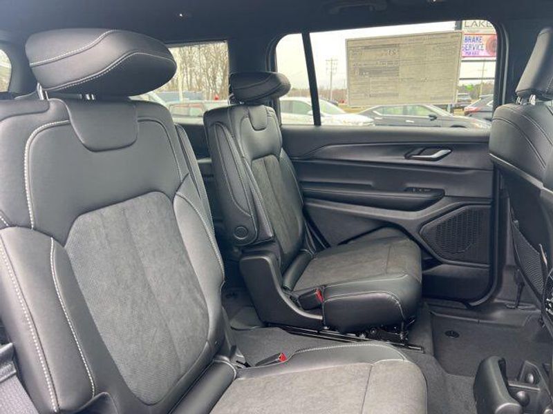2025 Jeep Grand Cherokee L Altitude X 4x4