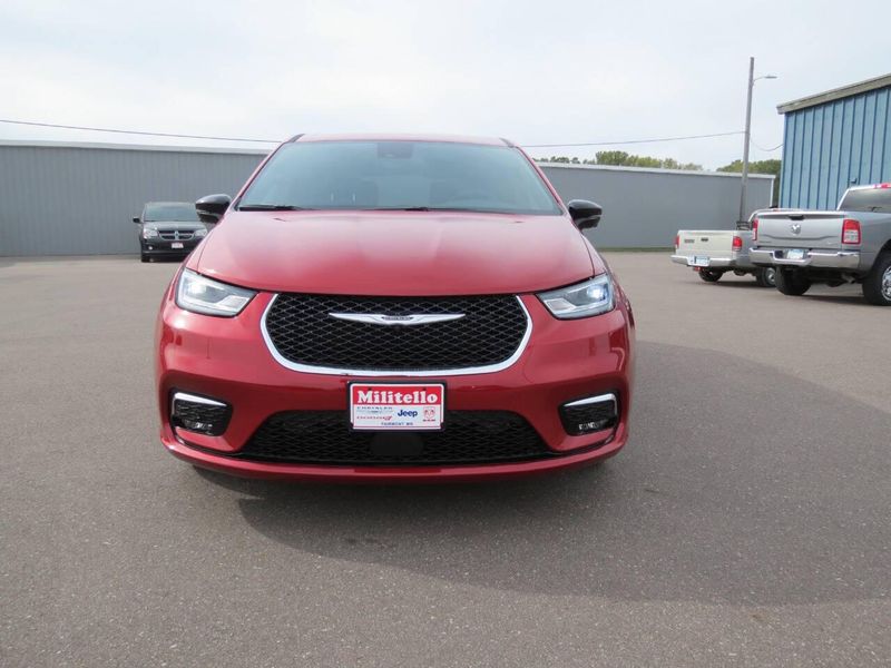 New 2026 Chrysler Pacifica SelectImage 3