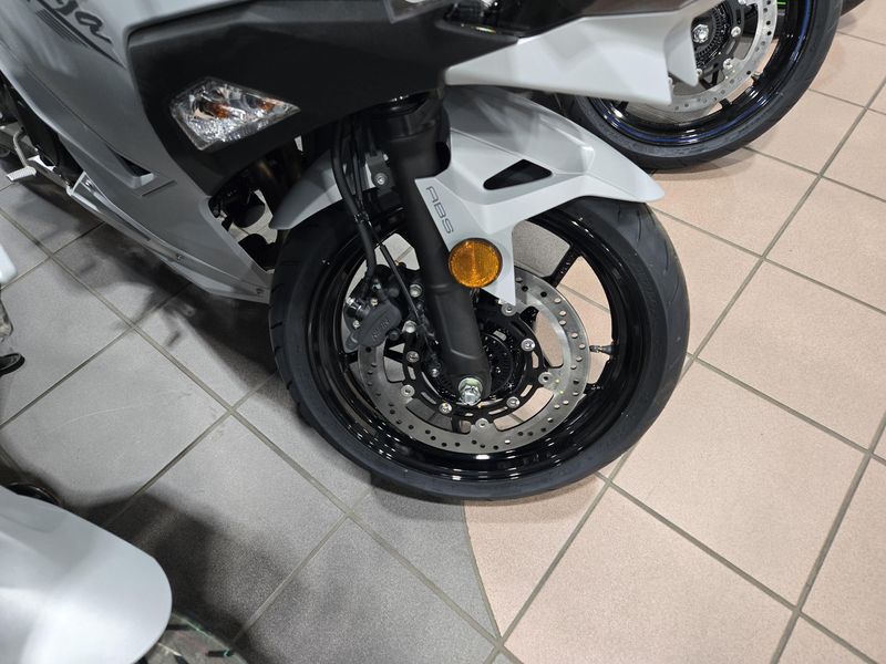 2025 Kawasaki NINJA 500 ABS METALLIC MATTE WHITISH SILVER AND METALLIC MOONDUST GRAYImage 10