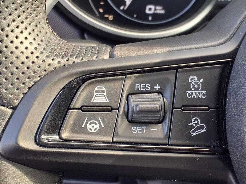 Used 2022 Alfa Romeo Stelvio VeloceImage 18