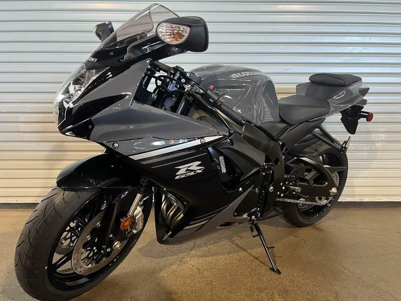 2025 Suzuki GSXR 600 SOLID IRON GRAY AND GLASS SPARKLE BLACK Image 2