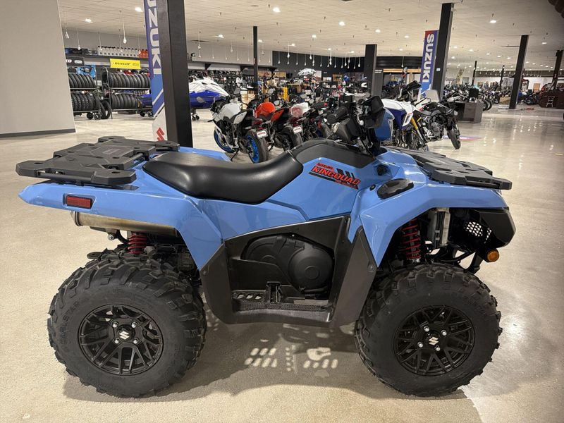 New 2025 Suzuki KINGQUAD 500 AXI POWER STEERING SE  in a BLUE exterior color. Victorville Del Amo Motorsports 760-241-7387 delamomotorsportsofvictorville.com 