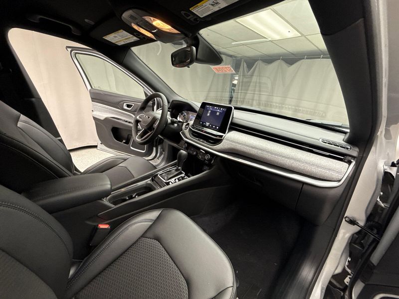 New 2025 Jeep Compass Latitude 4x4Image 18