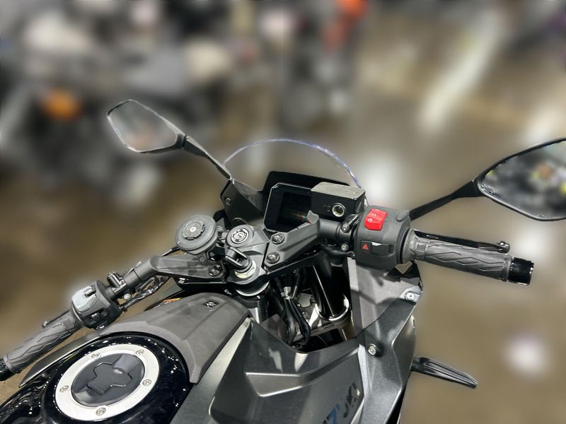 Used 2025 Suzuki GSX-8R Image 13