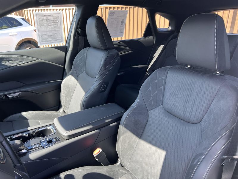 2025 Lexus RX 450h+ LuxuryImage 7