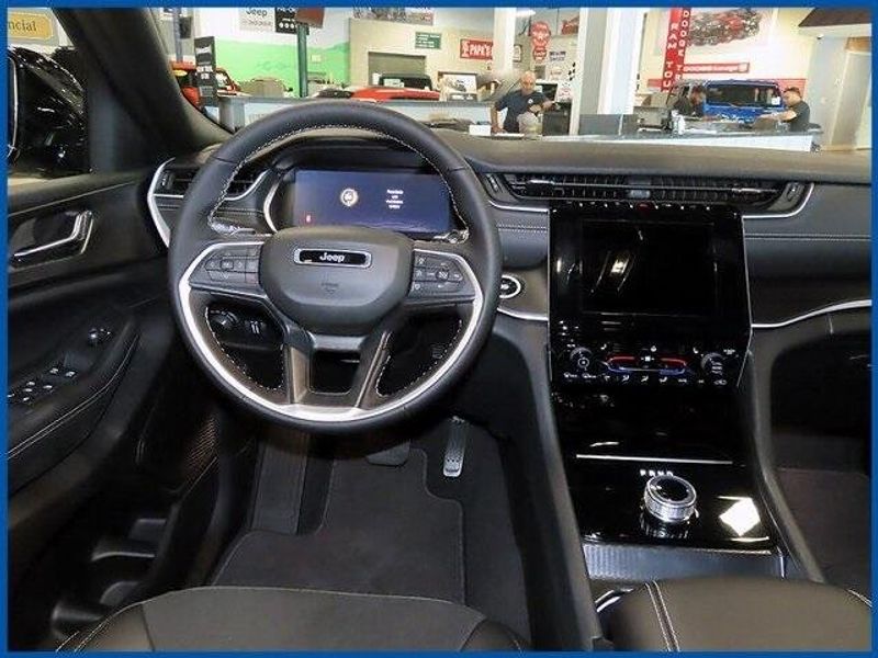 New 2025 Jeep Grand Cherokee Altitude XImage 10