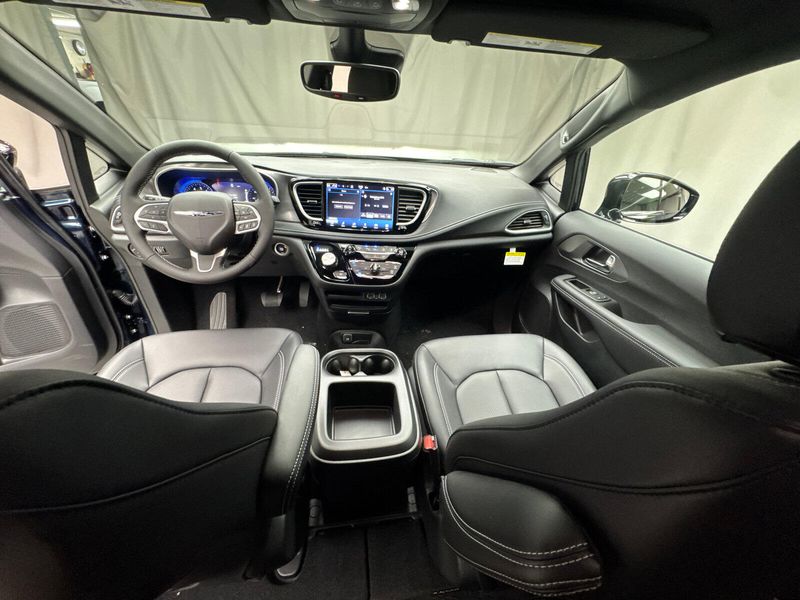 2025 Chrysler Pacifica SelectImage 8