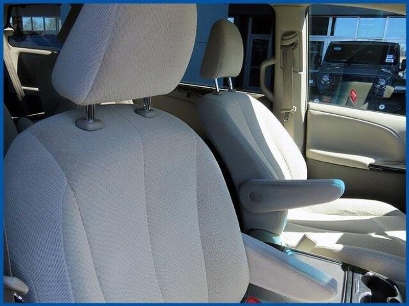 2014 Toyota Sienna LEImage 9