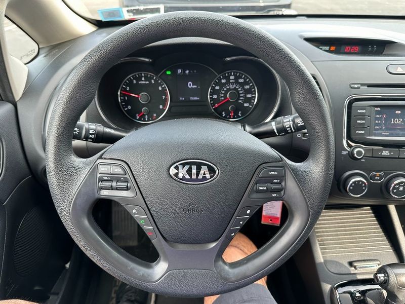 2017 Kia Forte LXImage 2