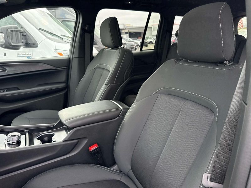 New 2026 Jeep Grand Cherokee Laredo X 4x2