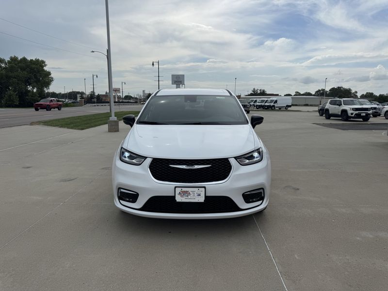 New 2025 Chrysler Pacifica SelectImage 3