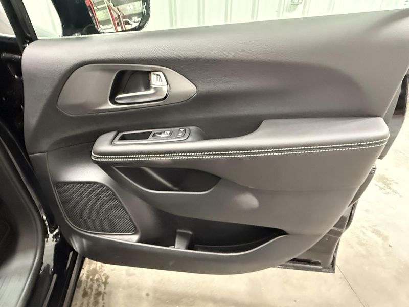 New 2027 Chrysler Pacifica SelectImage 8