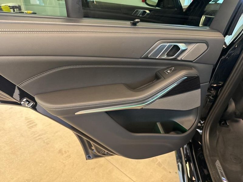 2025 BMW X5 xDrive40i M PACKAGE