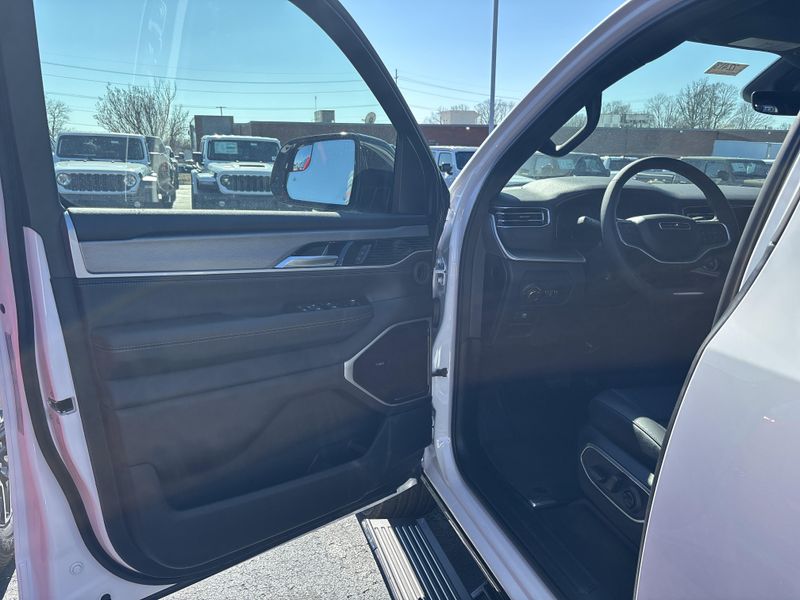 2026 Jeep Grand Wagoneer Limited Altitude 4x4Image 31