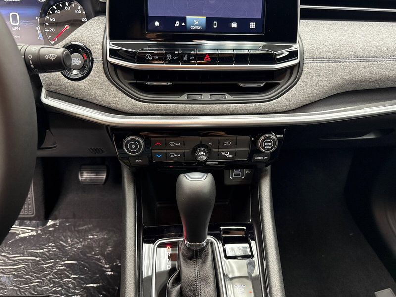 New 2025 Jeep Compass Latitude 4x4Image 13