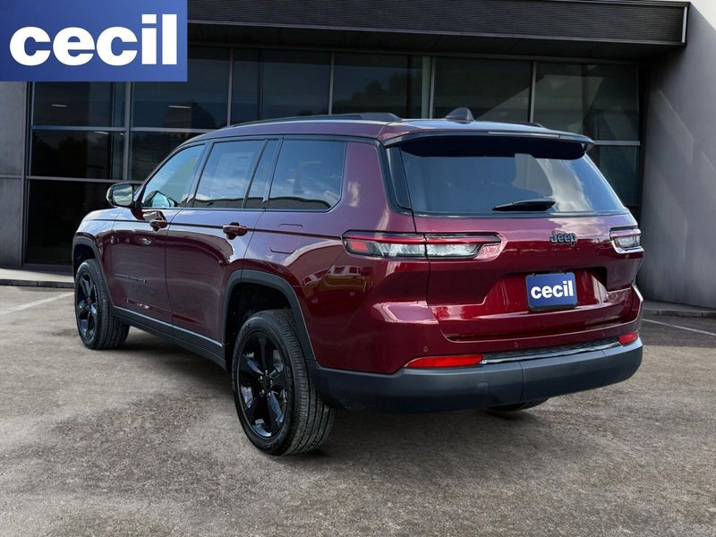 2025 Jeep Grand Cherokee Altitude photo 3