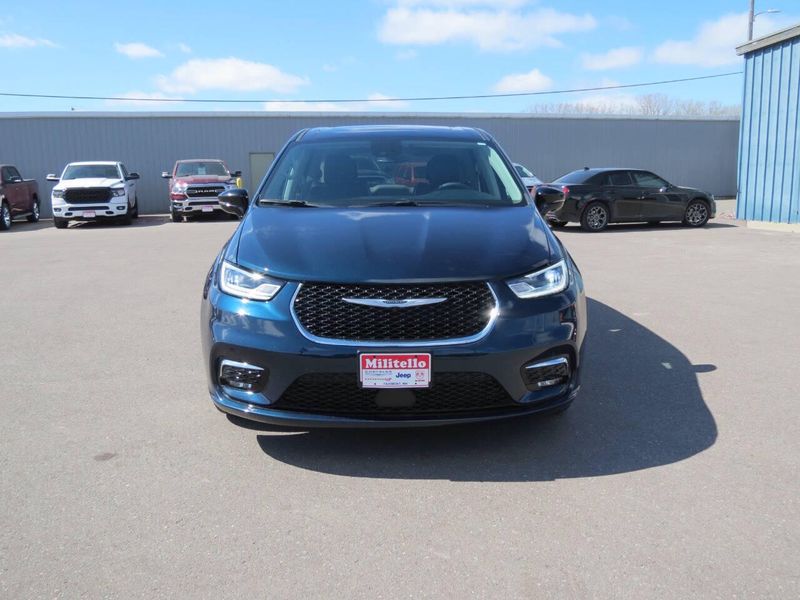Used 2024 Chrysler Pacifica Limited 4dr Mini VanImage 4