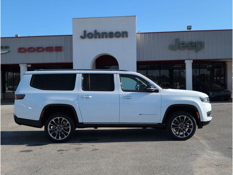 2023 Jeep Wagoneer L Series IIIImage 6