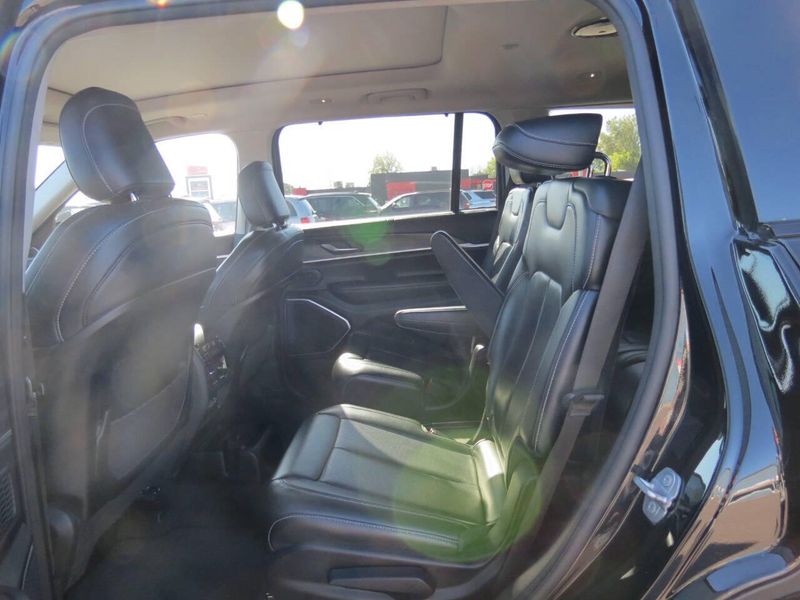 Used 2021 Jeep Grand Cherokee L Limited 4x4 4dr SUVImage 24