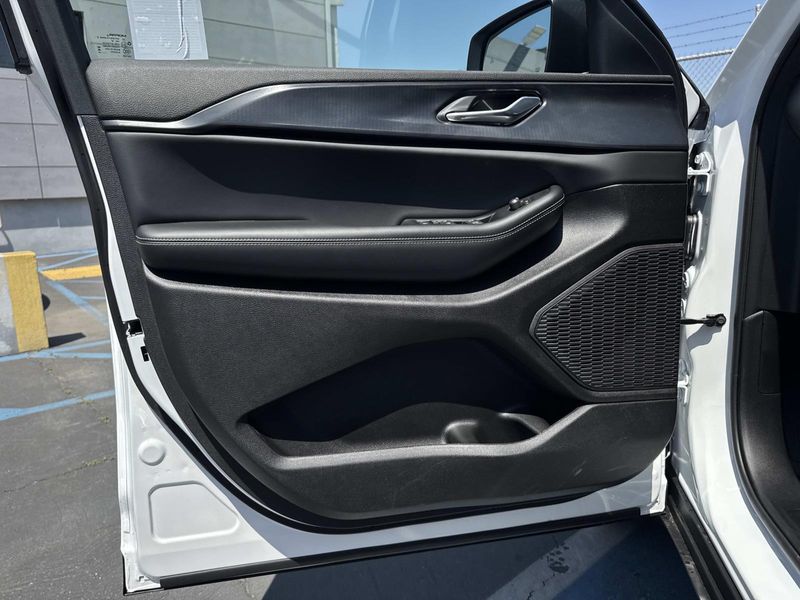 New 2026 Jeep Grand Cherokee Laredo 4x2