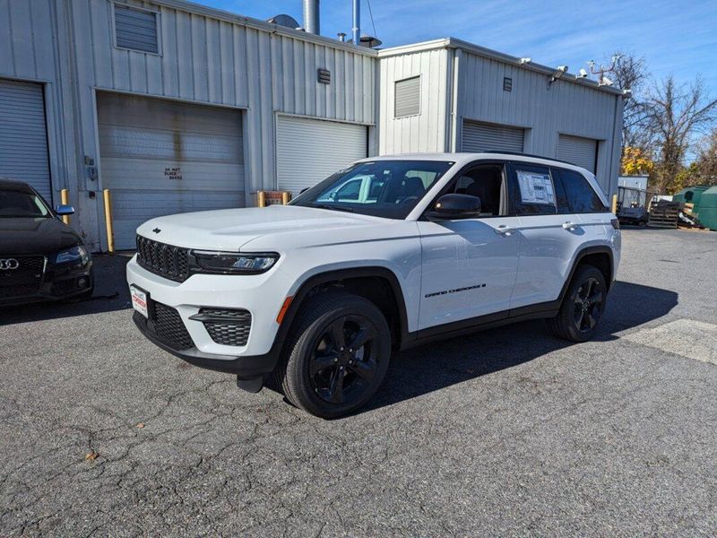 2025 Jeep Grand Cherokee Altitude photo 2