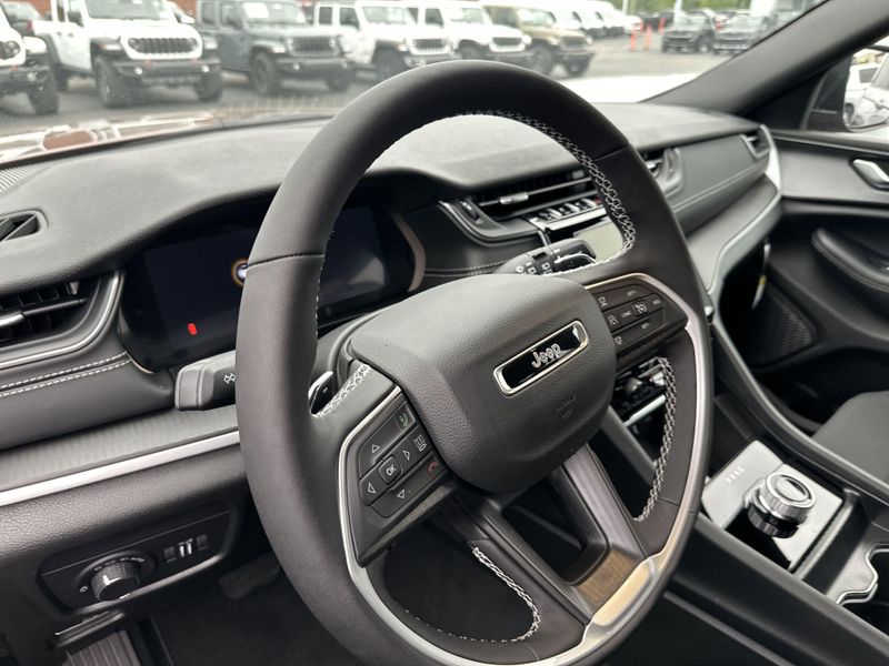 New 2025 Jeep Grand Cherokee L Laredo X 4x4Image 22