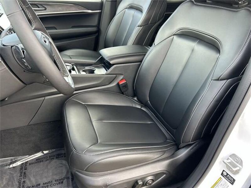 New 2025 Jeep Grand Cherokee L Limited 4x4Image 17