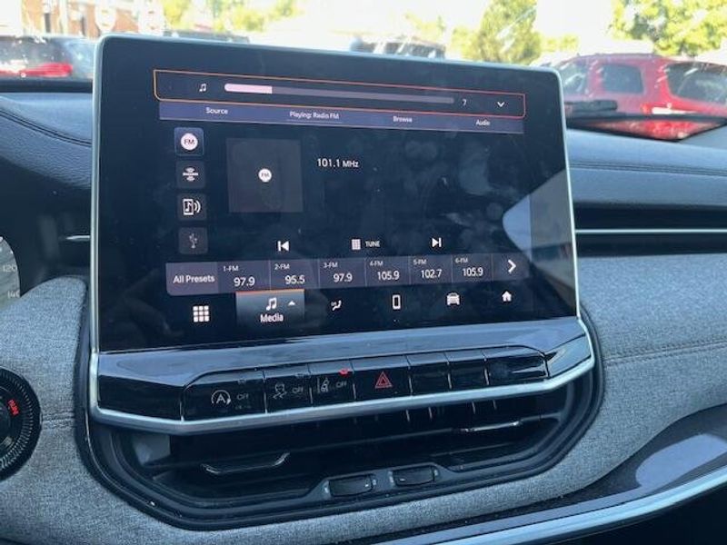 Used 2022 Jeep Compass Image 10