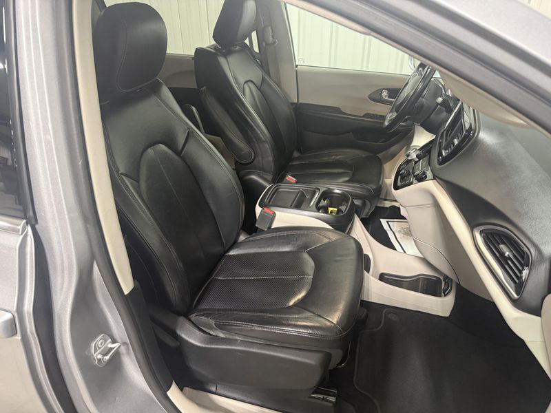 Used 2018 Chrysler Pacifica Touring LImage 11